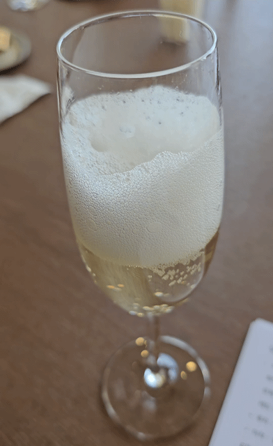 사실 원데이 클래스는 시음이 하이라이트야. 이건 약간의 탄산이 있는 모스카토 다스티 와인인데 달면서도 청량해서 식전주로 제격이야. 조경건 부산닷컴 기자