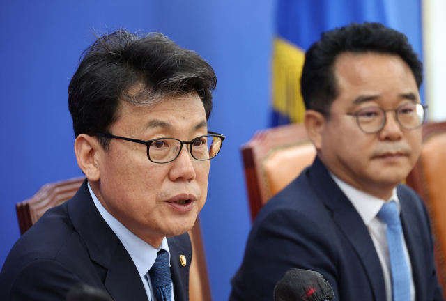 더불어민주당 진성준 정책위의장이 10일 국회에서 기자간담회를 열고 인사말을 하고 있다. 연합뉴스 제공.