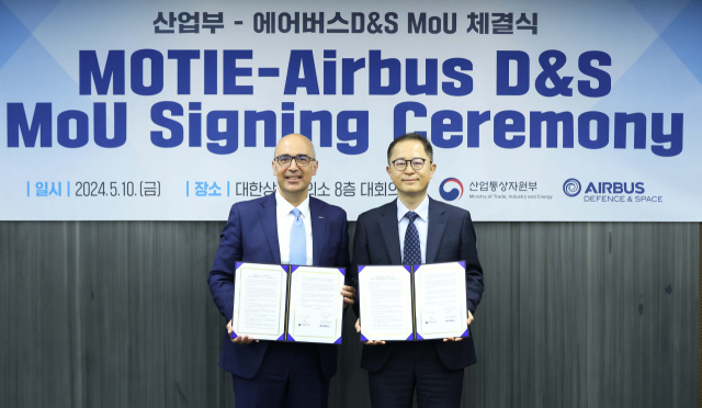 이승렬 산업통상자원부 산업정책실장(오른쪽)은 10일 오전 서울 중구 대한상공회의소 대회의실에서 프란시스코 세구라 에어버스 DS(Defence & Space) 최고운영책임자를 비롯한 에어버스 관계자와 전윤종 한국산업기술기획평가원장을 비롯한 관련 기관·기업 대표 등 관계자가 참석한 가운데 열린 ‘에어버스 ITC(International Technology Centre) 한국 설립 관련 양해각서(MOU) 체결식’에 참석했다. 산업부 제공