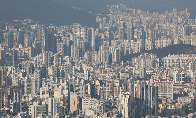 지난해 하반기부터 가계대출 수요 억제를 명분으로 대출 가산금리를 계속 올려온 은행들이 약 반년 만에 금리 정책을 수정하기 시작했다. 부산 연제구와 동래구 일대 아파트 단지 모습. 정종회 기자 jjh@ 2023.12.28 부산일보DB