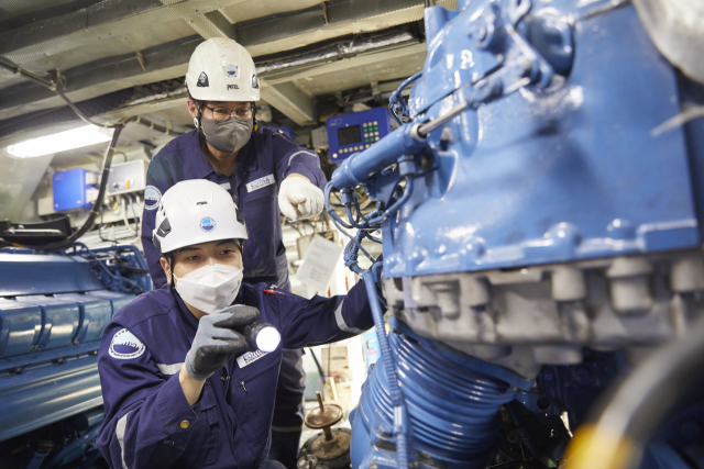 한국해양교통안전공단(KOMSA) 선박 검사원이 기관 검사를 진행하고 있다. KOMSA 제공