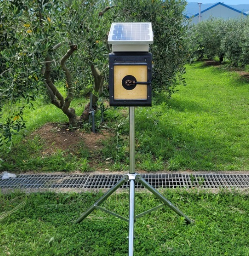 농촌진흥청이 개발한 오토롤트랩. 기계가 스스로 트랩을 교체하고, 해충 모습을 수집·저장, 데이터 통신을 통해 서버에 전송하는 장치다. 농촌진흥청 제공