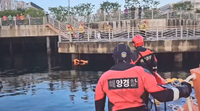부산 영도구 동삼동 앞바다에 떨어진 시민에게 접근하는 해경 모습. 부산해양경찰서 제공