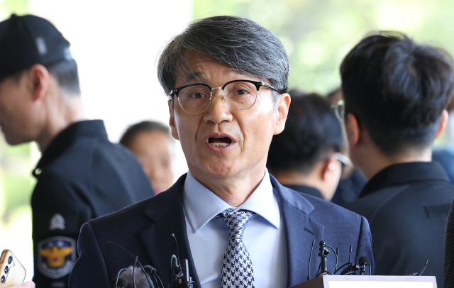 최재영 목사가 13일 오전 서울중앙지검에 들어서며 입장을 밝히고 있다. 최 목사는 윤석열 대통령 부인 김건희 여사에게 명품 가방 등을 건넨 혐의를 받고 있다. 연합뉴스