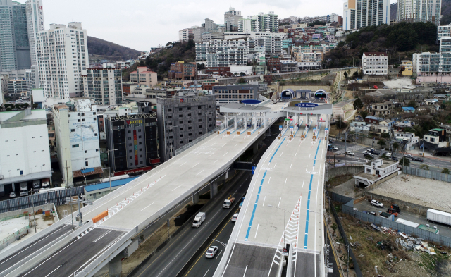 부산 서구 암남동과 사하구 구평동을 연결하는 천마터널. 부산일보DB