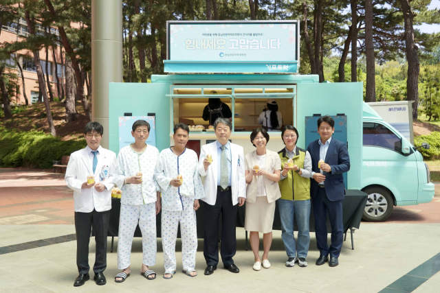 도넛행사 단체 사진. (왼쪽부터) 동남권원자력의학원 김정수 진료부장, 환자 두분, 동남권원자력의학원 이창훈 의학원장, 장희순 간호부장, 안진희 보건의료노조지부장, 최원호 대외협력부장. 동남권원자력의학원 제공