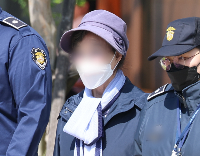 통장 잔고 증명서 위조 혐의 등으로 2023년 7월 징역 1년을 선고받고 복역 중이던 윤석열 대통령의 장모 최은순 씨가 지난해 5월 14일 오전 가석방 돼 서울동부구치소를 나서고 있다. 연합뉴스