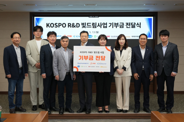 한국남부발전 맹원호 신성장사업처장(왼쪽 다섯 번째)와 굿피플 박효진 국내사업본부 본부장(오른쪽 네 번째)이 기념촬영을 하고 있다. 남부발전 제공