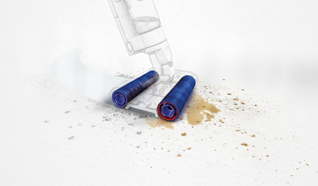 두개의 롤러로 청소하는 다이슨 ‘워시G1 물청소기’ 모습.다이슨 제공