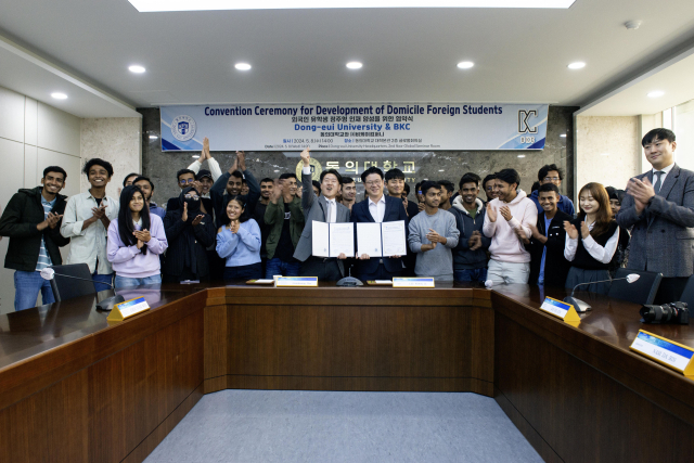 동의대 국제교류처(처장 배금광)는 최근 본관 2층 글로벌회의실에서 (주)비케이컴퍼니(대표 이욱기)와 외국인 유학생의 정주를 위한 취업 지원 협약을 체결했다. 동의대 제공