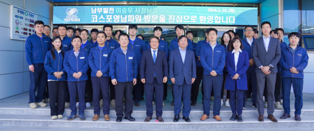 현장경영에 나선 한국남부발전 이승우 사장(가운데)이 코스포영남파워를 찾아 현장안전을 점검하고 있다. 남부발전 제공