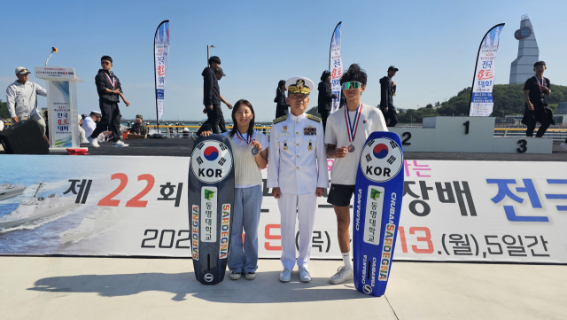 해군참모총장배 전국요트대회 포뮬러카이트 종목에서 은메달을 딴 김민슬과 임성준.