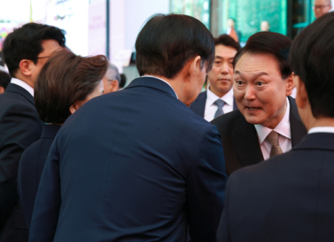'질긴 악연' 윤 대통령-조국 5년 만에 공식석상에서 만났다
