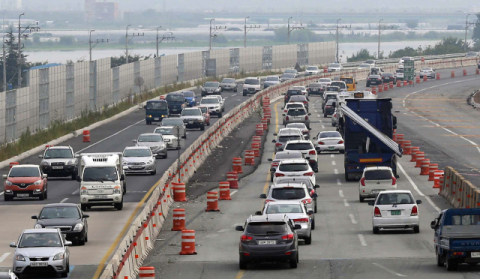 민족 대이동이 시작하는 추석 연휴에는 고속도로가 주차장이 되는 일이 반복된다. 사진은 남해고속도로 북부산톨게이트에서 차량들이 부산으로 향하고 있다. 부산일보DB