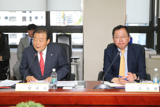 16일 오전 10시 30분 부산상공회의소 8층 회의실에서 '조승환 국회의원 당선인 초청 지역 조선업계 경영애로 간담회'가 열렸다. 양재생 부산상공회의소 회장(왼쪽)과 조승환(중영도) 국회의원 당선인(오른쪽). 부산상공회의소 제공