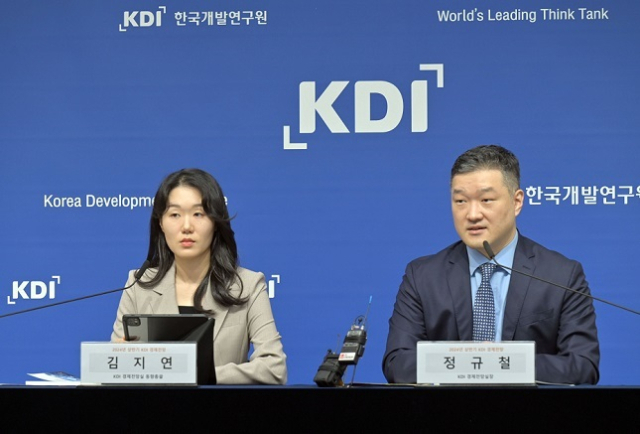 한국개발연구원(KDI)이 올해 우리 경제는 수출이 크게 늘어나면서 연 2.6% 성장할 것으로 전망했다. 사진은 김지연 KDI 경제전망실 동향총괄(왼쪽)과 정규철 KDI 경제전망실장. KDI 제공