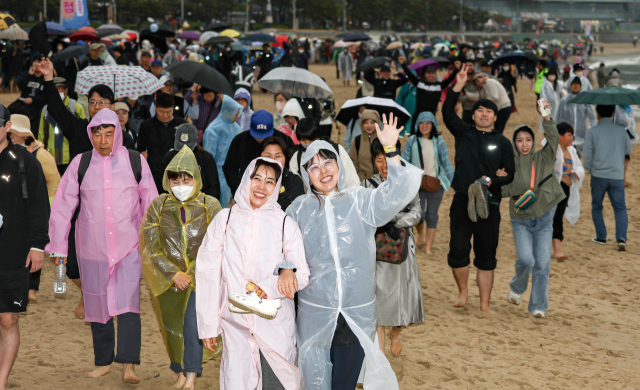 4월 해운대해수욕장에서 열린 세븐비치 어싱 챌린지 첫 이벤트. 김종진 기자 kjj1761@