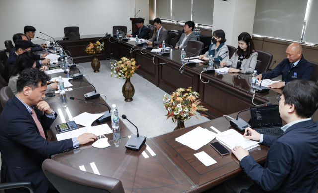 16일 오전 부산일보사에서 부산맨발걷기좋은도시운동본부 운영위원회 첫 회의(오른쪽)가 열렸다. 이날 운영위는 앞서 4월 해운대해수욕장에서 열린 세븐비치 어싱 챌린지 첫 이벤트를 평가하고 개선 방안에 대해 논의했다. 김종진 기자 kjj1761@
