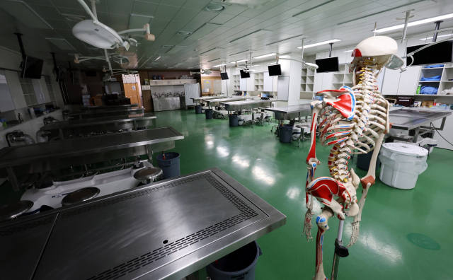 법원에서 의대 증원 효력에 대한 의료계의 집행정지 신청을 기각·각하한 16일 충북대학교 의과대학 해부학 실습실이 텅 비어 있다. 연합뉴스