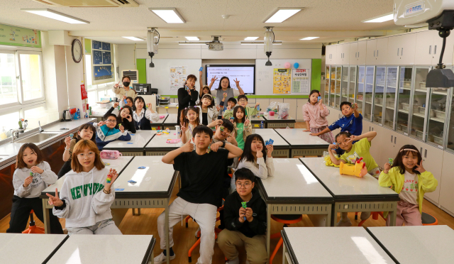 울산항만공사(UPA)는 지난 10일 장생포초등학교 학생들을 대상으로 자원순환 공예체험 활동 등 재활용·해양쓰레기 관련 교육을 실시했다. UPA 제공