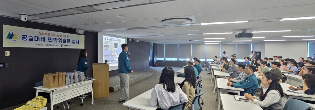 인천항만공사(IPA) 임직원들이 민방위 훈련을 하고 있다. IPA 제공