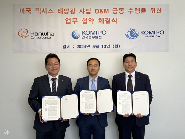 미국 텍사스 태양광 사업 O&M 공동 수행 협약을 체결한 후 기념사진을 촬영하고 있다. (왼쪽부터 한국중부발전 황성춘 해외사업처장, 한화컨버전스 USA 윤여진 법인장, KOMIPO AMERICA 고병욱 법인장). 중부발전 제공