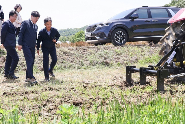 조재호 농촌진흥청장은 5월 17일 충남 홍성의 청년 농가를 찾아 농촌진흥청에서 개발한 논 배수 개선 기술 적용 상황을 둘러보고 있다. 농촌진흥청 제공