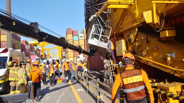 17일 오후 4시 28분께 부산신항국제터미널 1부두에서 사다리차를 이용해 크레인에 안전 부착물을 붙이는 작업을 하던 중 사고가 발생했다. 부산소방재난본부 제공