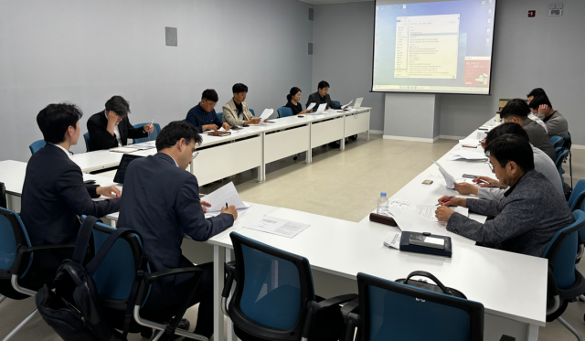 울산항만공사(UPA)는 지난 16일 오후 세종시에서 ‘오일 블렌딩 수출규제 해소에 따른 연안해운 부가가치 창출 효과 연구용역’ 착수보고회를 가졌다. UPA 제공