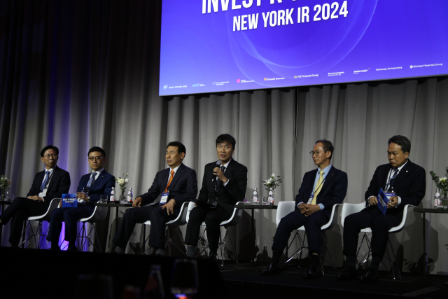16일(현지시간) 뉴욕에서 열린 ‘부산시‧서울시‧금융권’ 공동 투자설명회(IR)에 참석한 인사의 모습. (왼쪽 세 번째부터) 한국거래소 정은보 이사장, 금융감독원 이복현 원장, KB금융지주 양종희 회장, 신한금융지주 진옥동 회장. (사진=금융감독원)