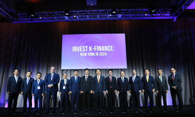 16일(현지시간) 뉴욕에서 열린 ‘부산시‧서울시‧금융권’ 공동 투자설명회(IR)에 참석한 인사의 모습. (왼쪽부터) 부산국제금융진흥원 이명호 원장, 삼성생명 홍원학 사장, 미래에셋증권 김미섭 대표이사, 칼라일그룹 하비 슈와츠 대표이사, KB금융지주 양종희 회장, 주한뉴욕총영사관 김의환 총영사, 금융감독원 이복현 원장, 한국거래소 정은보 이사장, 서울특별시 강철원 정무부시장, 신한금융지주 진옥동 회장, 모건스탠리 다니엘 심코위츠 공동대표, 한국투자증권 김성환 대표이사, 현대해상 조용일 대표이사, JP모간 김기준 한국대표 (사진=금융감독원)
