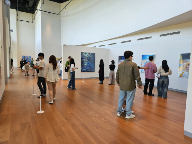기안84 작가의 전시장은 곳곳에 사람이 붐빈다. 김효정 기자