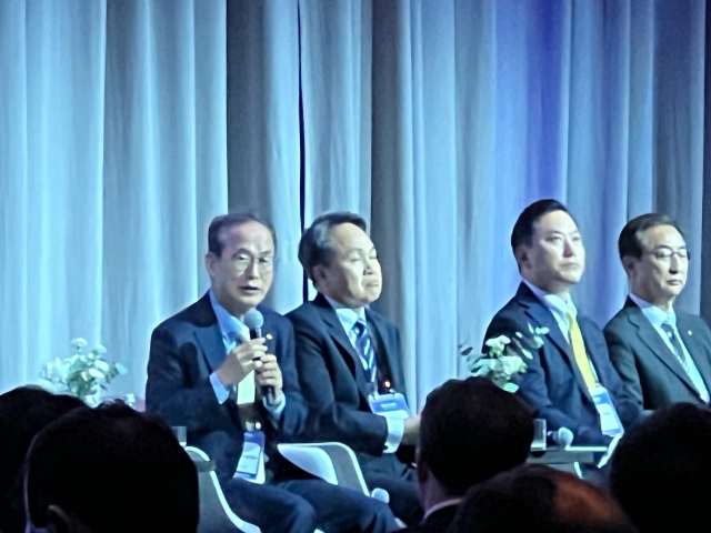 16일(현지시간) 미국 뉴욕 콘래드 다운타운 호텔에서 진행된 '2024년 금융감독원･지자체･금융권 공동 뉴욕 투자설명회(IR)'에서 발언하고 있는 양종희 KB금융지주 회장(사진 왼쪽)의 모습. (사진=뉴욕(미국) 김진호 기자)