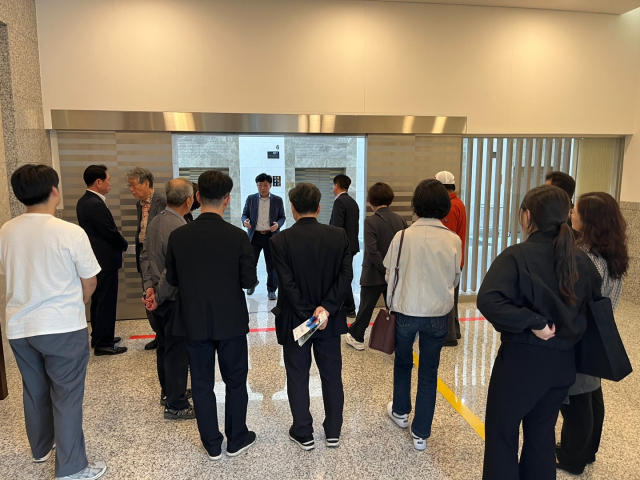 종합장사시설 설치 추진위원회 회원들이 지난 4월 세종시 공원형 공설종합장사시설인 은하수공원을 벤치마킹하고 있다. 양산시 제공