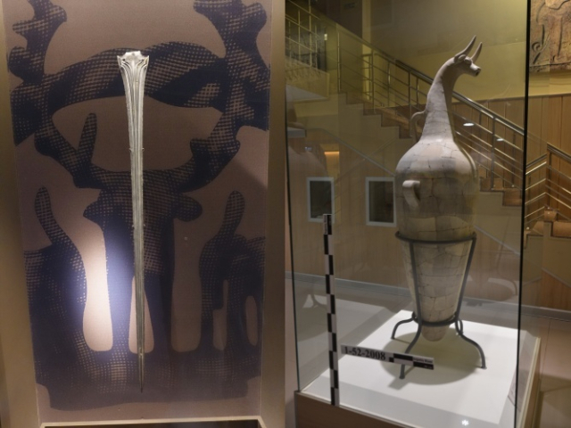 지난해 이스탄불공항박물관에 전시됐던 하투샤 출토 청동검(왼쪽)과 토기. 국립김해박물관 제공