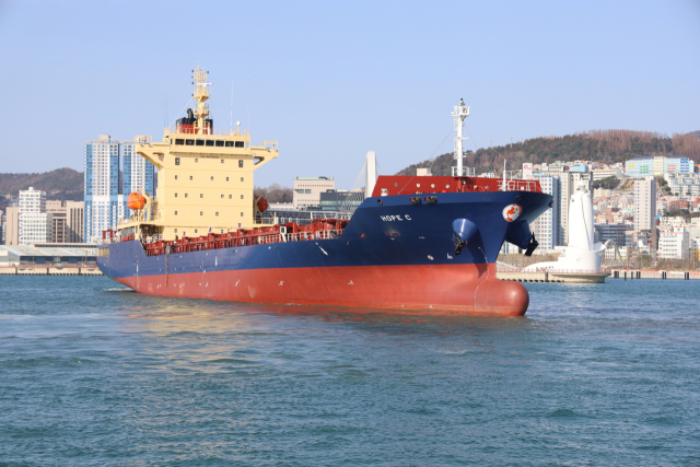 부산 지역 조선소에서 건조한 선박 인도 장면. 부산일보DB