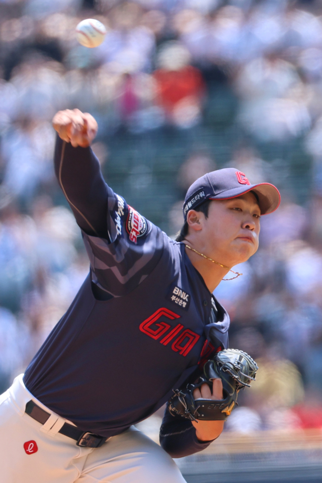 롯데 선발투수 이민석이 19일 서울 잠실야구장에서 열린 2024 KBO리그 두산 베어스와 시즌 6차전에서 역투하고 있다. 연합뉴스