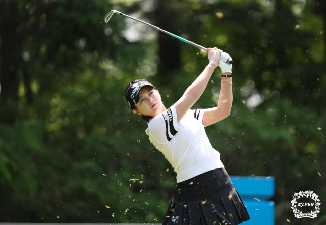박현경이 19일 강원 춘천시 라데나CC에서 열린 '2024 두산 매치플레이' 결승전 3번 홀에서 아이언샷 티샷하고 있다. 연합뉴스