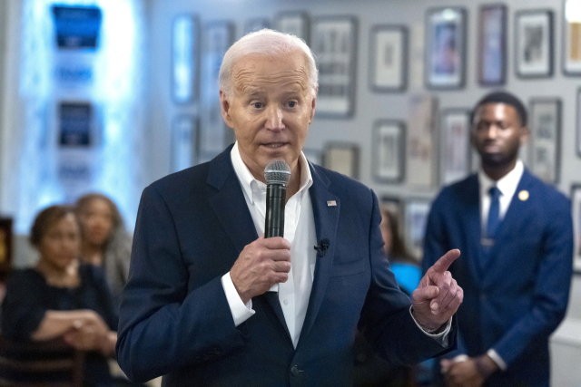 조 바이든(왼쪽) 대통령과 도널드 트럼프 전 대통령이 18일(현지시간) 각각 애틀랜타 댈러스에서 연설하고 있다. AP연합뉴스