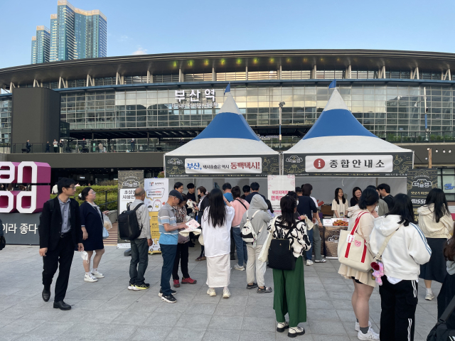 지난 17일 부산 동구 부산역에서 부산시와 택시업계가 동백택시 홍보 활동을 펼치고 있다. 부산시 제공