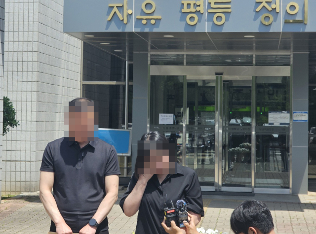 전 남자친구에게 폭행당해 숨진 20대 피해자의 부모가 20일 오후 경남 통영시 창원지법 통영지원에서 예정된 20대 피의자 A씨에 대한 구속 전 피의자 심문(영장실질심사)에 앞서 재판부에 A씨의 구속을 요구하며 흐느끼고 있다. A씨는 이날 신변 노출 등을 이유로 영장실질심사에 불출석했다. 연합뉴스