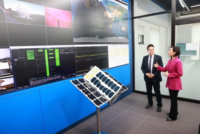 오영주 중소벤처기업부 장관이 20일 대전 소재 우주·항공 분야 초격차 스타트업 선정 기업 (주)컨텍을 방문해 현장을 둘러보고 있다. 중기부 제공