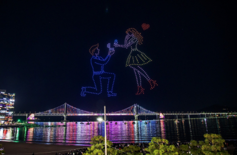 최근 부산의 추천 관광 코스로 알려진 수영구 광안리 해변의 드론 라이트쇼 장면. 부산일보DB