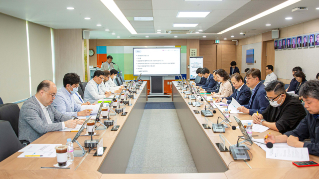 지난 20일 부산대병원 장기려관에서 열린 '부산 권역 책임의료기관 대표 협의체' 회의에서 김창훈 부산대병원 공공보건의료사업실장이 사업계획을 발표하고 있다. 부산대병원 제공