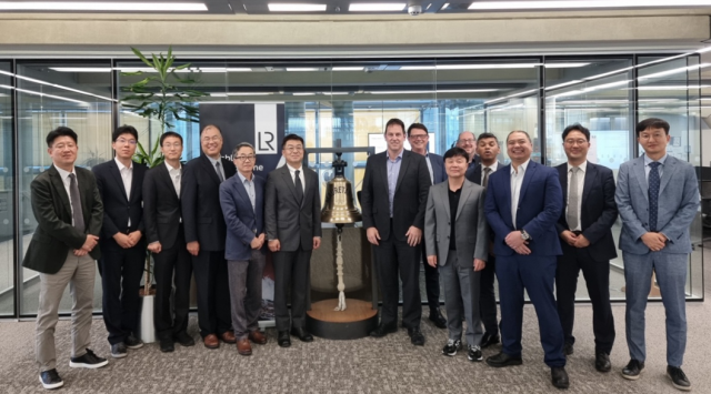 선박해양플랜트연구소(KRISO)와 영국 로이드선급(LR)은 영국 런던에서 지난 9~10일 이틀간에 걸쳐 ‘자율운항선박 기술개발 및 실증 관련 기술교류회’를 개최했다. ‘2024 KRISO-LR MASS 기술교류회’ 단체사진. KRISO 제공