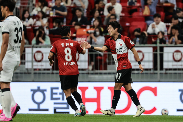 부산 아이파크 손휘(오른쪽)가 22일 천안전에서 헤더로 K리그 데뷔골을 넣은 뒤 코너킥을 올려준 임민혁과 함께 기뻐하고 있다. 부산 아이파크 제공