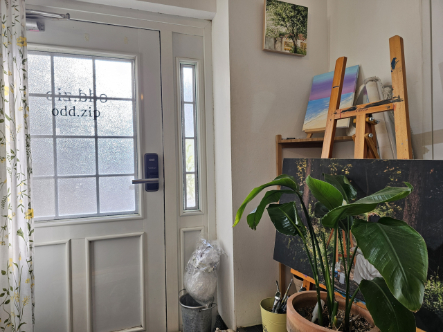 부산시 수영구 민락동 모 공방. 답답한 회사에서 벗어나 화사하면서 아늑한 공간에 들어오니까 벌써 마음이 풀린다. 조경건 부산닷컴 기자