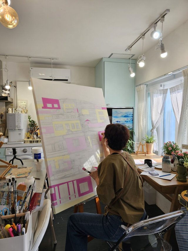 대형 캔버스에 감천 문화마을 전경을 그리고 있는 최인숙 작가. 올해 전시반은 서면 모처에서 전시를 진행할 예정이라고 하네. 조경건 부산닷컴 기자