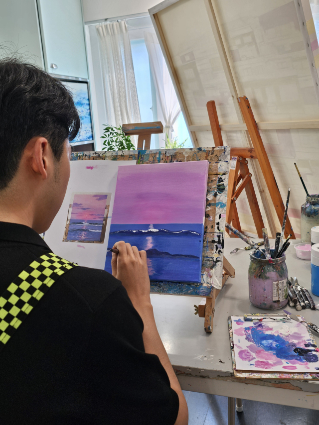 혼자 그림 그리러 와도 좋은 점. 선생님이 사진을 잘 찍어주심. 민망함을 무릅쓰고 따로 요청하지 않아도 열정적으로 잘 찍어주시더라고. 조경건 부산닷컴 기자