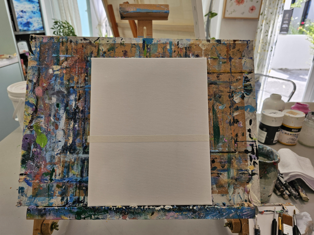 그림 그릴 캔버스 준비 완료! 가로 21cm, 세로 27cm 정도 되는 크기고, 하늘과 바다를 분리해서 색을 칠하기 편하게 테이프를 미리 붙여놓은 상태야. 조경건 부산닷컴 기자